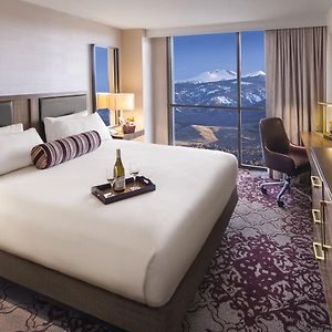 LUXURY ROOM 1 KING SMOKING